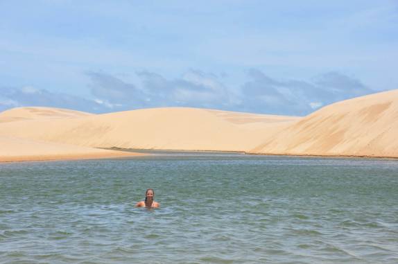 Lagoa refrescante em Vassouras, região de Atins, nos Lençóis Maranhenses - MA